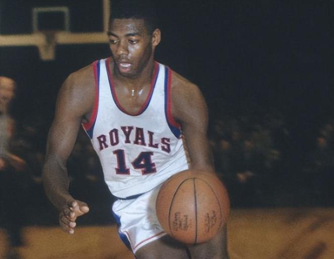 广东化州第二季“村BA”收官 冠军队喜提一“车”土特产2025-01-27.